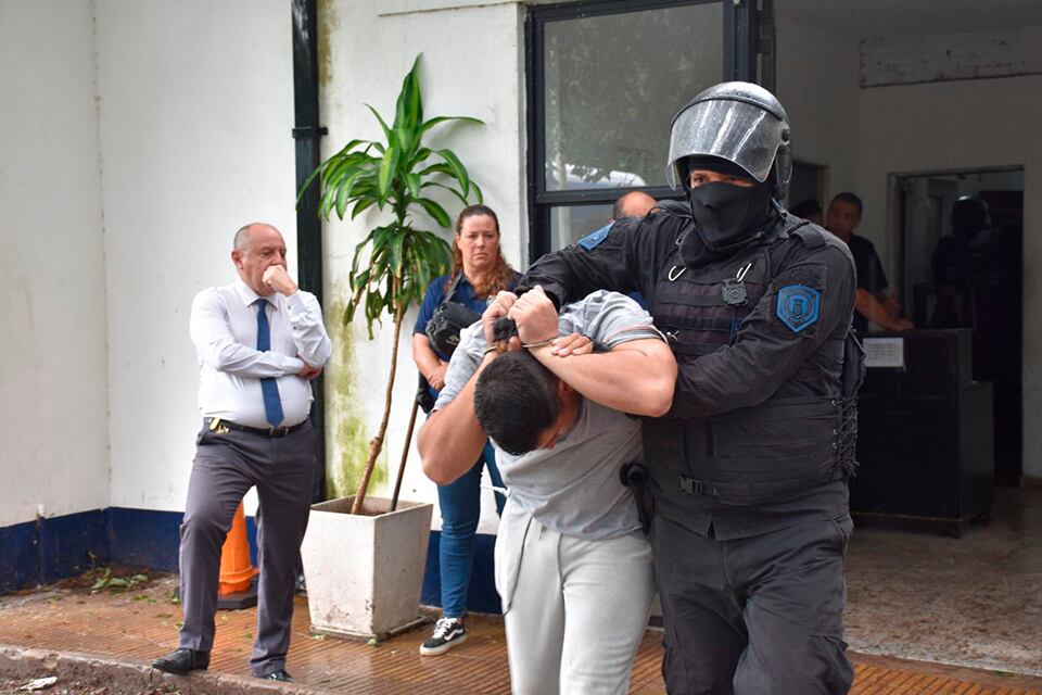 Uno de los internos recapturado por la policía.