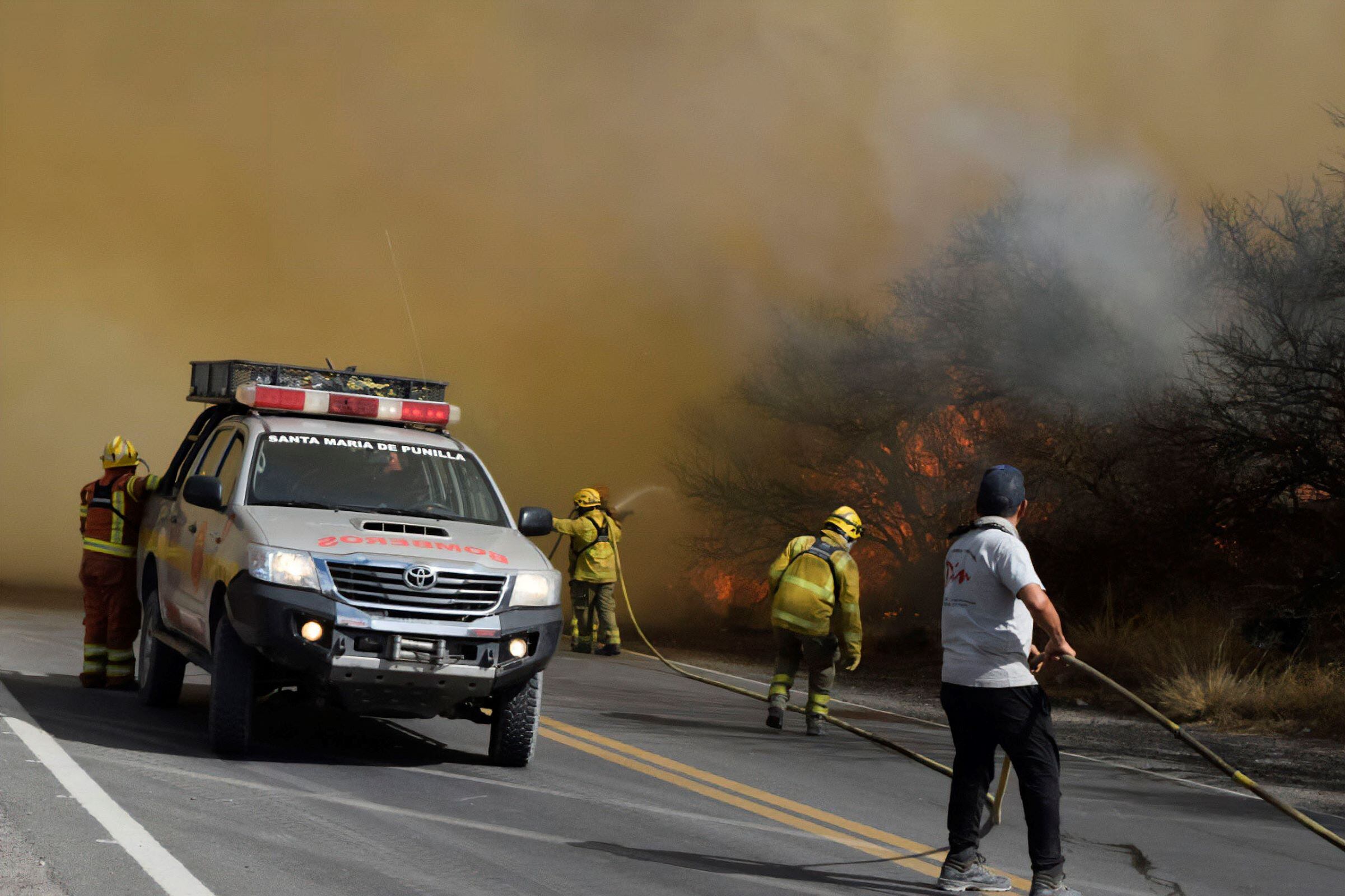 Bomberos luchan para combatir las llamas