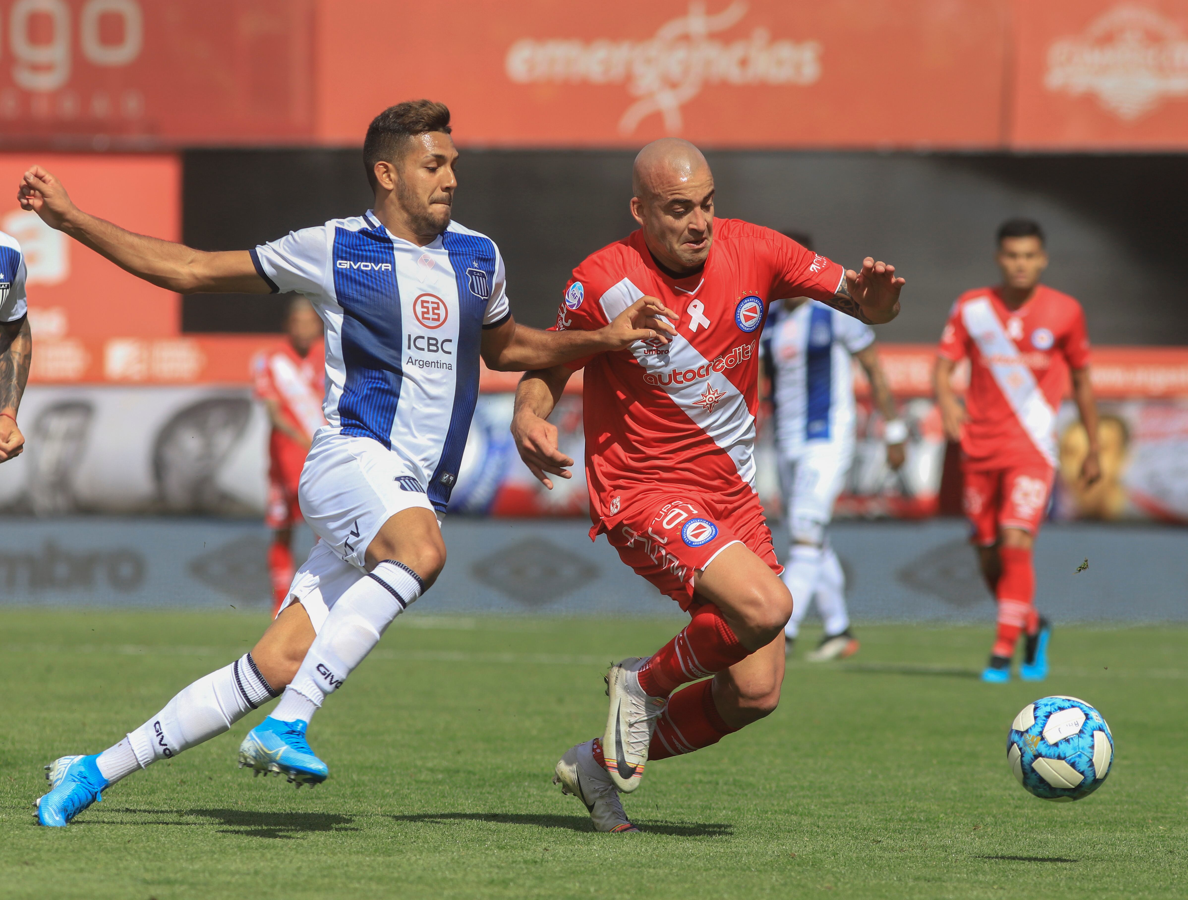 Santiago Silva escapa de la marca de un rival.