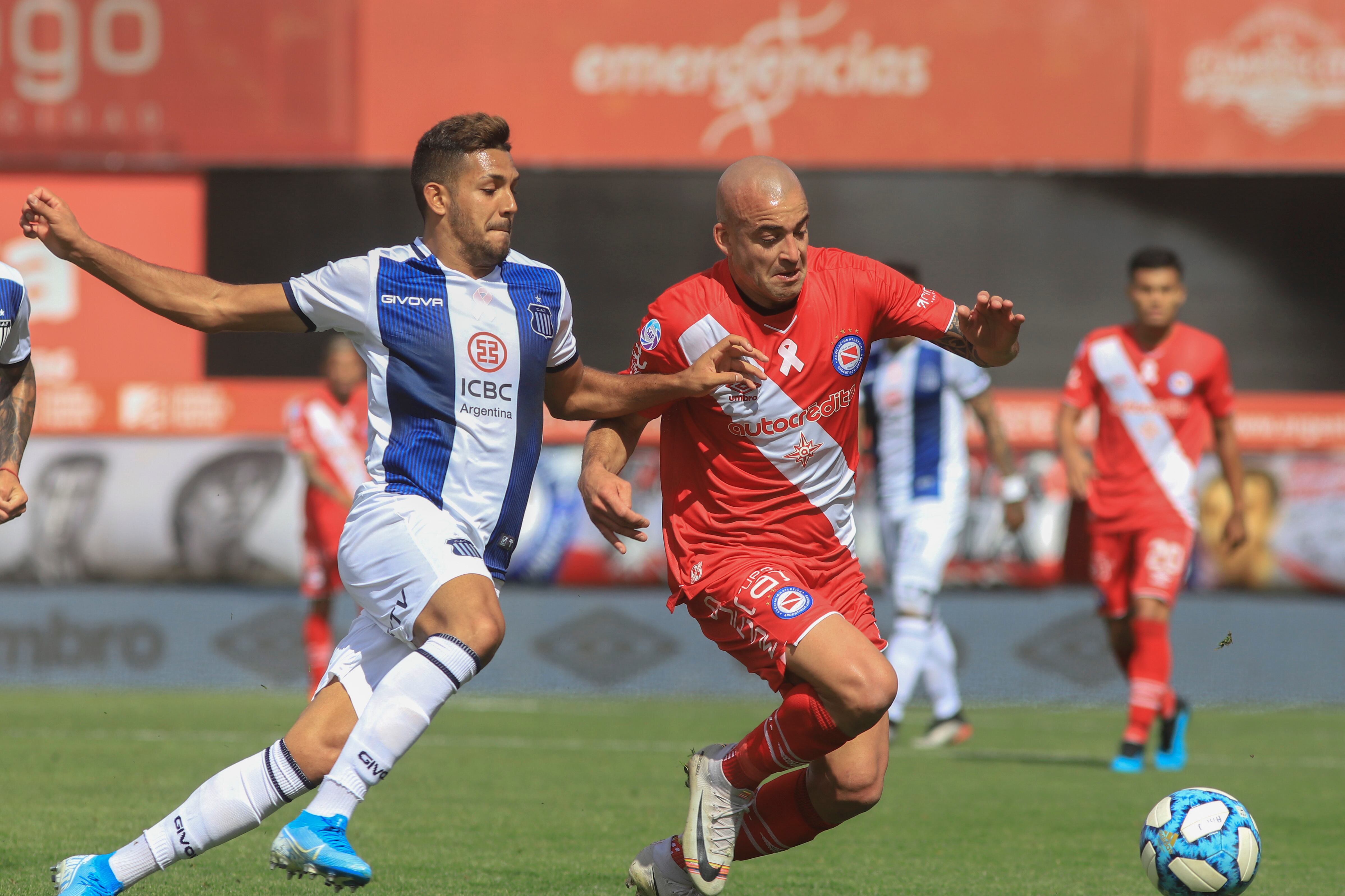 Santiago Silva escapa de la marca de un rival.