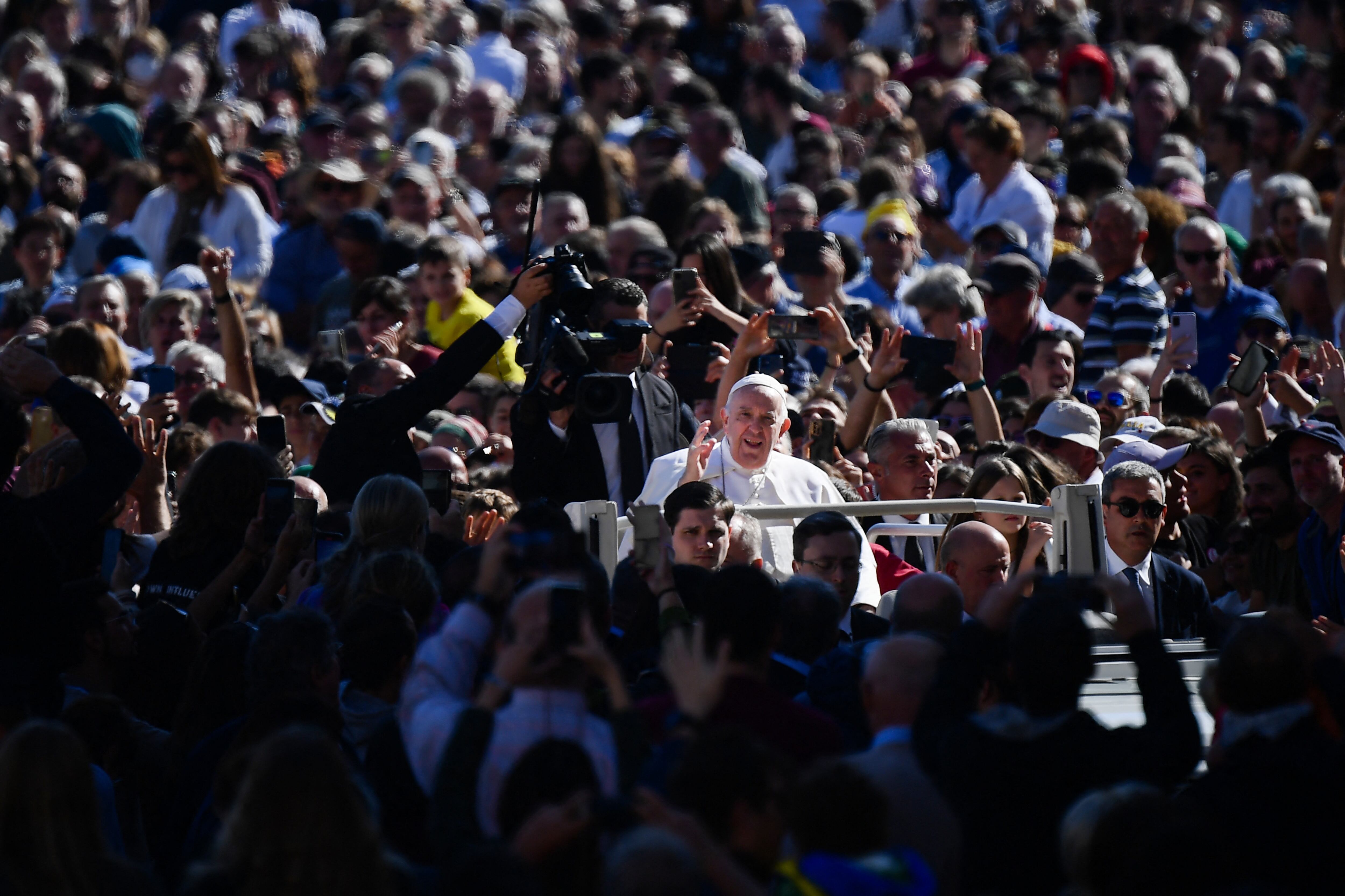 El Papa Francisco, recibiendo el afecto de los fieles en Piazza San Pietro (Foto: AFP).