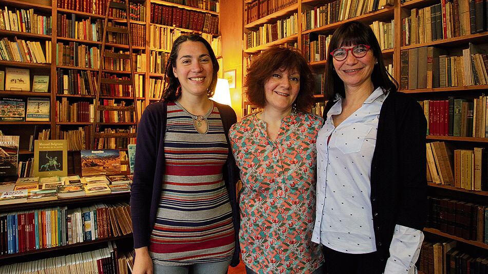 “A todas nos pasa una situación maravillosa, tomamos clases todos los días”, dicen las libreras anticuarias.