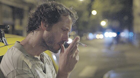 Sin caer en lo enfático, la historia describe la interacción de clases en el ámbito de la ciudad.