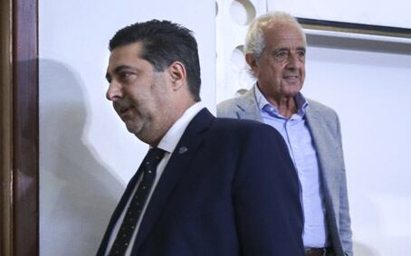 Angelici juega su partido contra D´Onofrio en los escritorios.