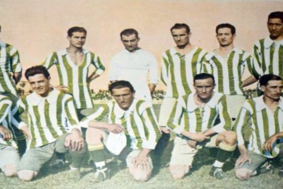 La formación que en 1920 se coronó campeón ante Boca.