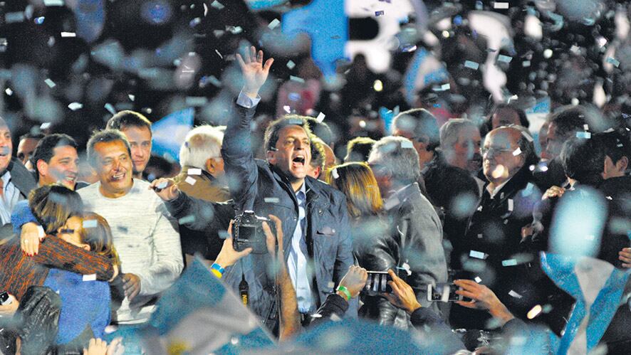 Sergio Massa terminó el acto bajo la consabida lluvia de papelitos celestes y blancos.