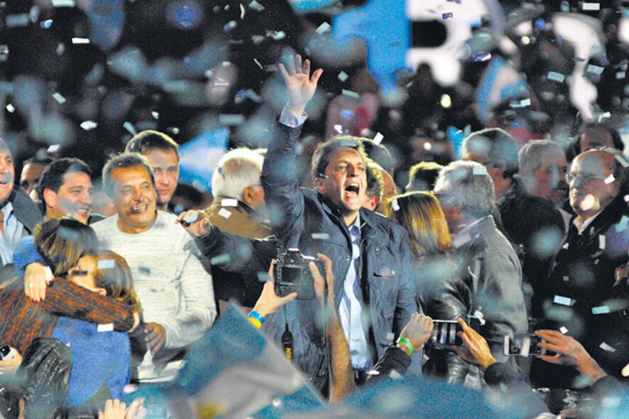 Sergio Massa terminó el acto bajo la consabida lluvia de papelitos celestes y blancos.