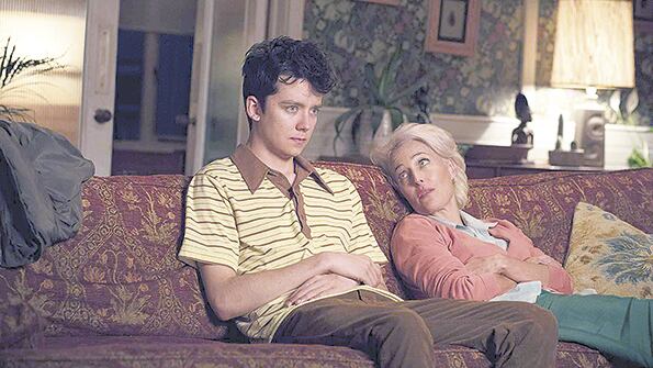 Jean (Anderson) es una madre quizá demasiado avanzada para la timidez de su hijo Otis.