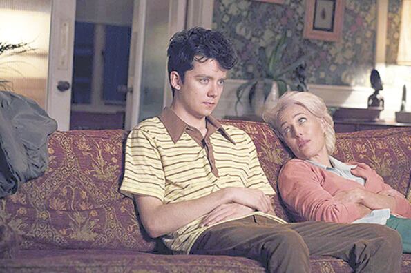 Jean (Anderson) es una madre quizá demasiado avanzada para la timidez de su hijo Otis.