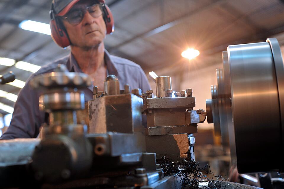 Fierros viejos de afuera contra el trabajo industrial santafesino.