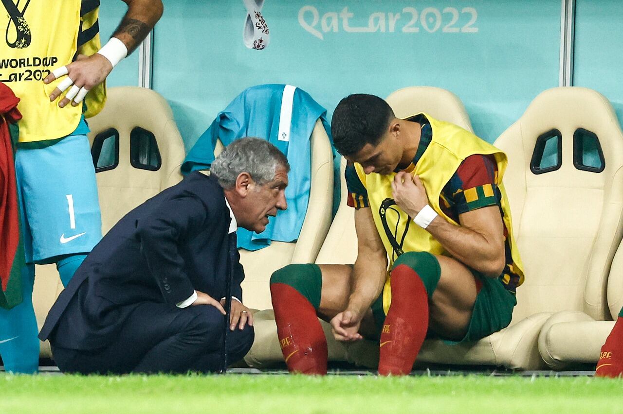 Cristiano en el banco, con el DT Fernando Santos