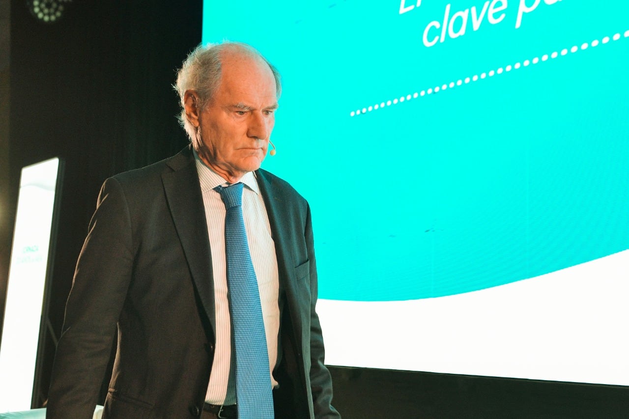 Federico Braun, de La Anónima, saliendo del panel de AEA, tras su comentada intervención.