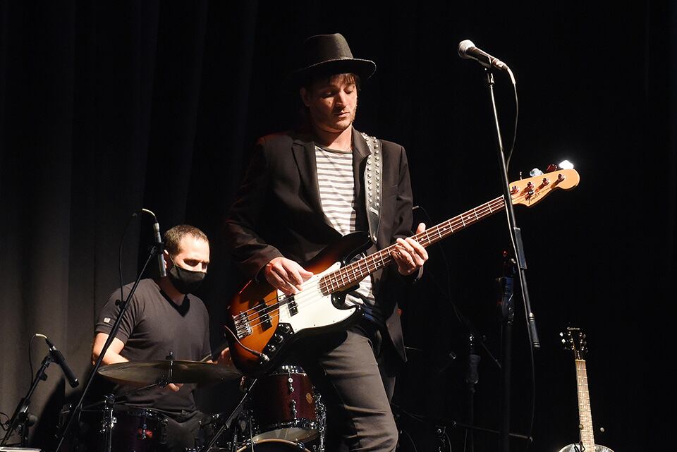 ((((Foto 1)))) Thiago y los pájaros es uno de los shows que marca el regreso de Teatro Lavarden.   ((((foto 2)))))  Juani Favre protagonizó la "prueba piloto" de terraza de Lavarden.  ((((( credito foto 2 Ministerio de Cultura)))))