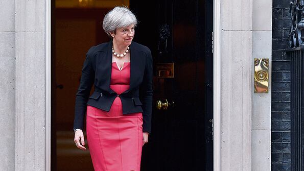 May se prepara para una ruptura total con Europa.