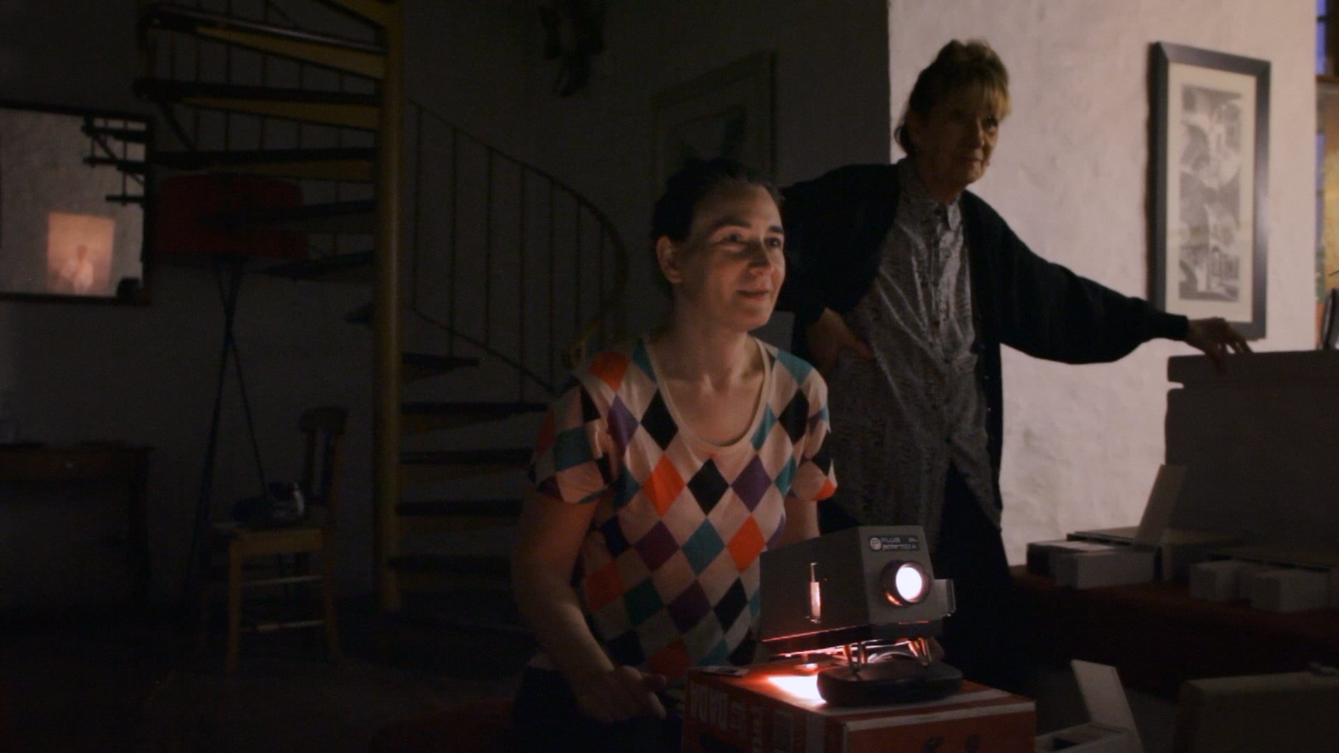 Violeta Uman y su madre, Cora Roca, en una imagen de la película Nunca hizo tanto frío.