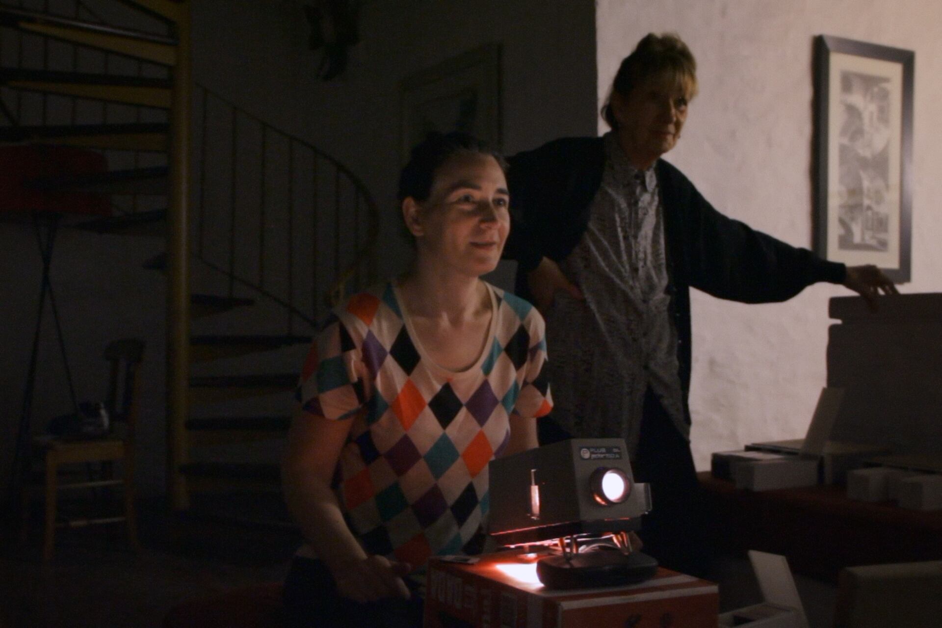 Violeta Uman y su madre, Cora Roca, en una imagen de la película Nunca hizo tanto frío.