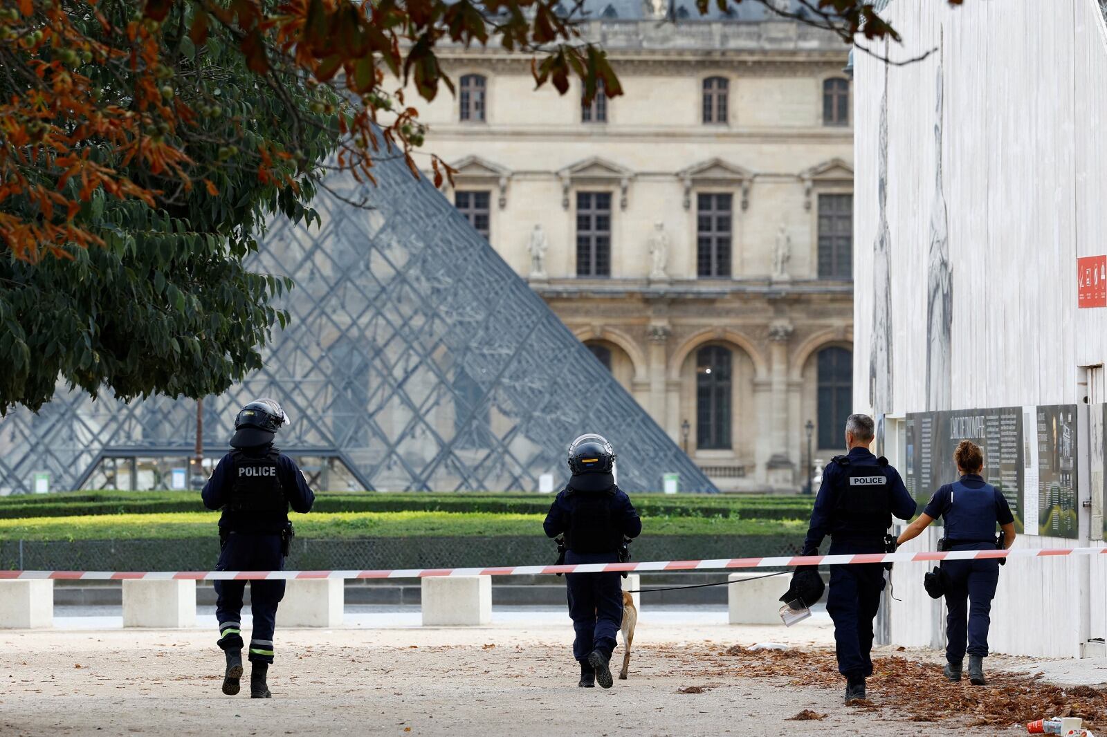 Agentes de policía franceses patrullan frente al museo del Louvre, cerrado por razones de seguridad.
