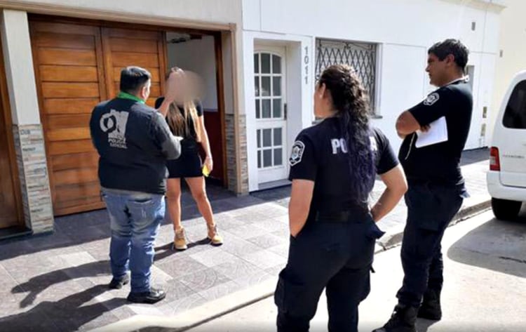 Los oficiales notifican a la mujer que violó el aislamiento