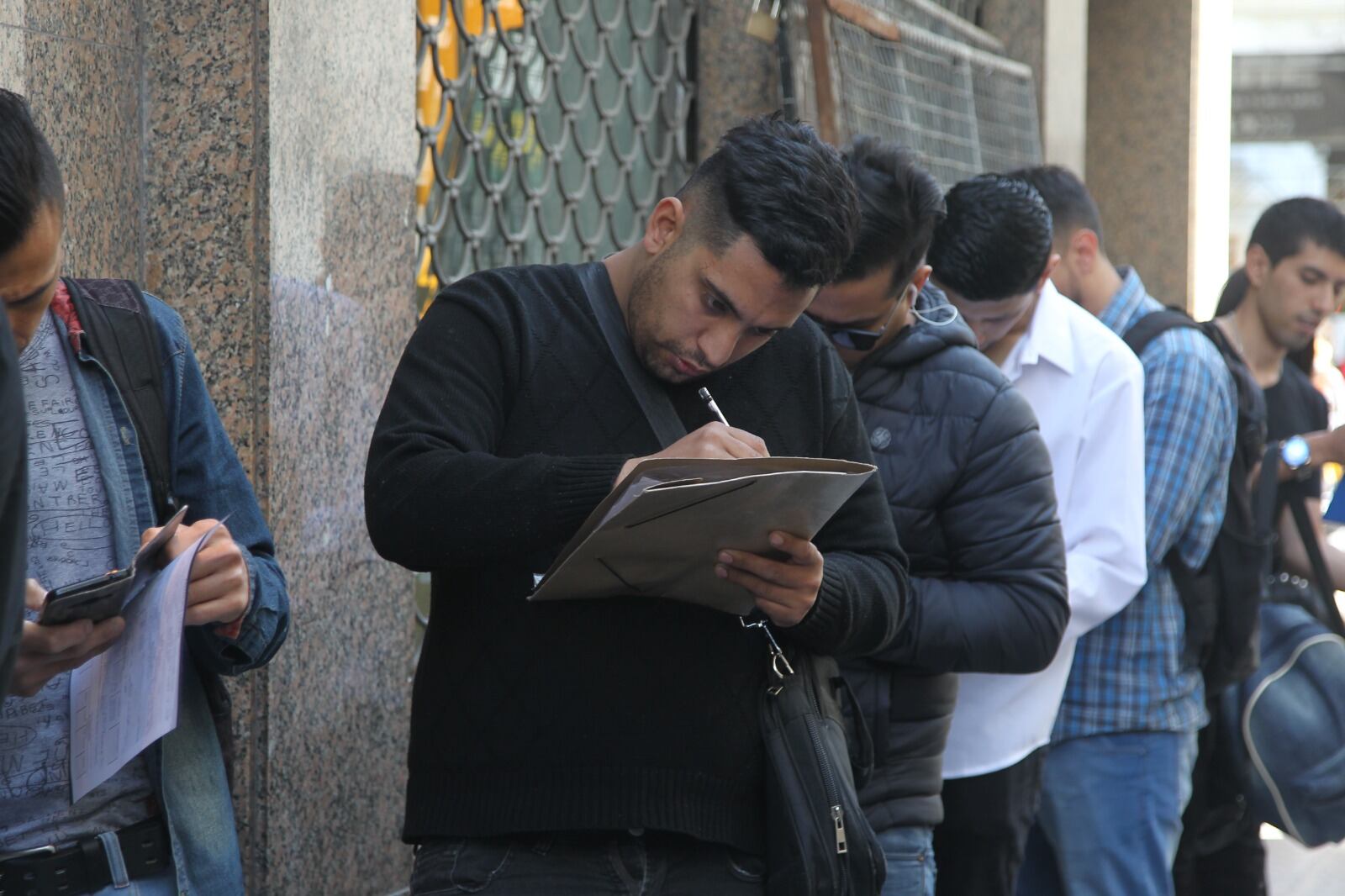 El derrumbe económico empieza a impactar en el empleo.