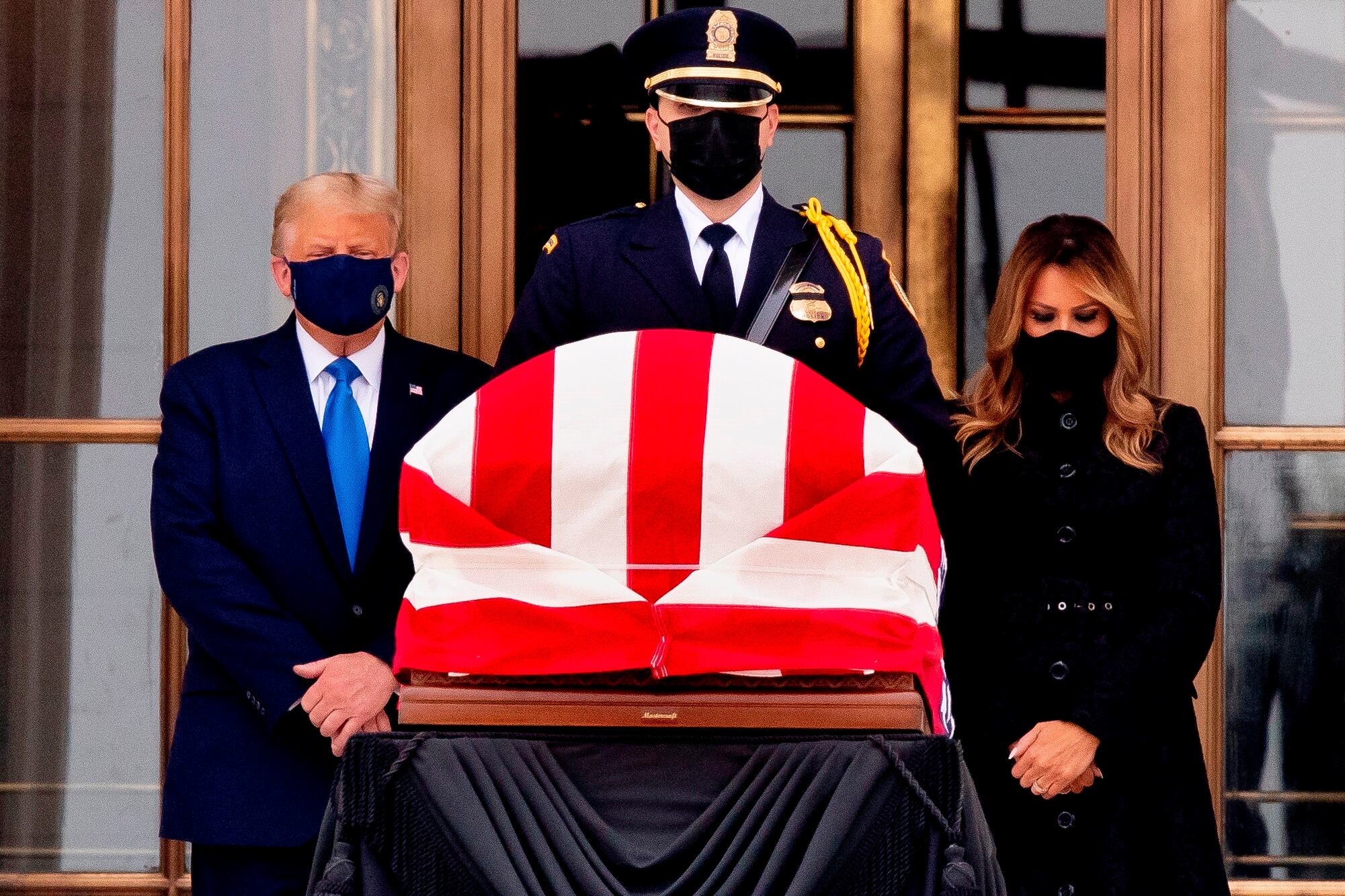 Trump y su esposa Melania hicieron una visita fugaz a la sede de la Corte Suprema.