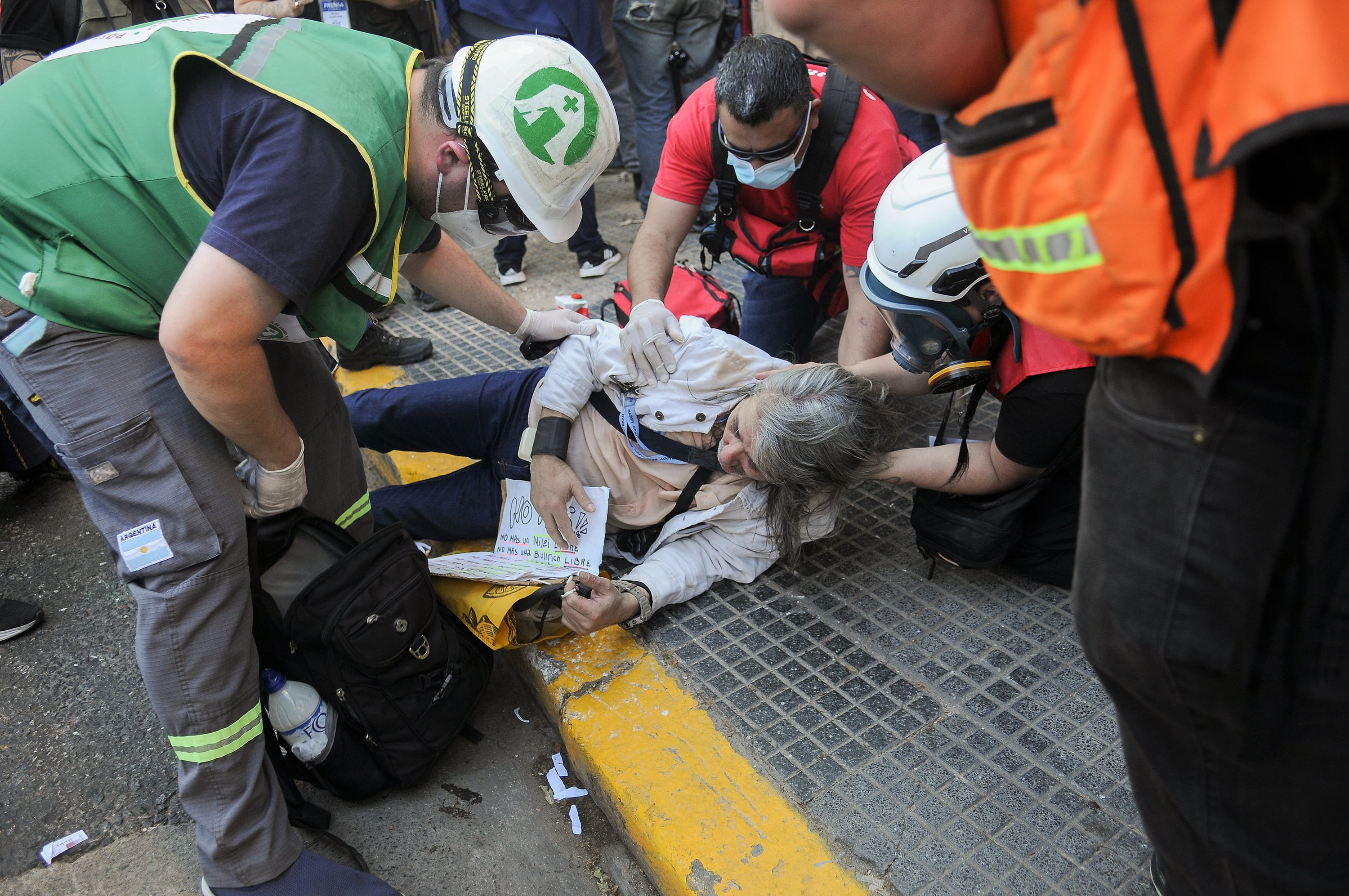 Las y los jubilados fueron agredidos cuando intentaban dar la tradicional vuelta a la plaza.