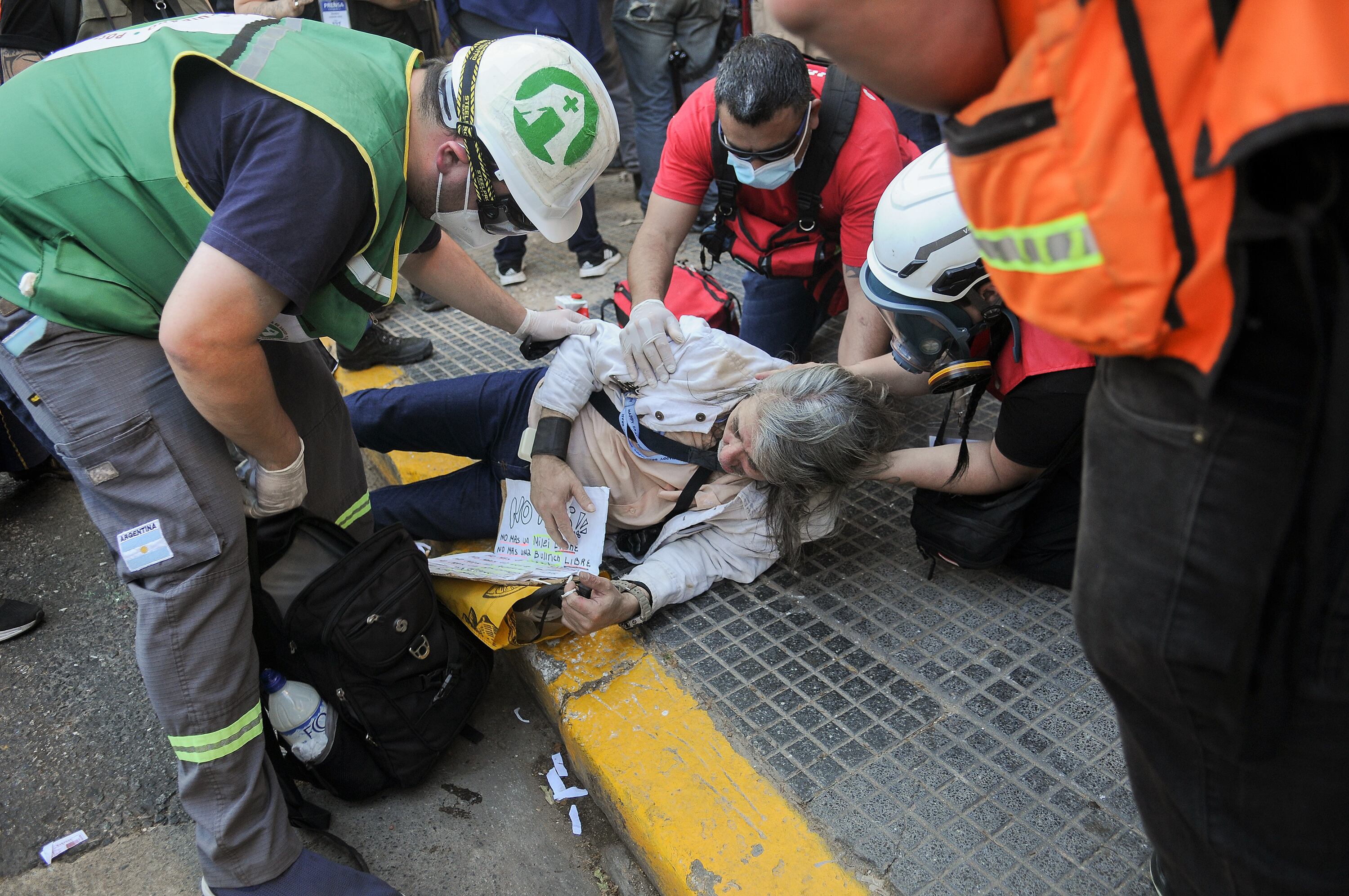 Las y los jubilados fueron agredidos cuando intentaban dar la tradicional vuelta a la plaza.