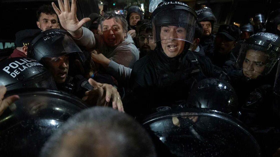 La policía de la Ciudad golpeó a Máximo Kirchner cuando intentaba llegar a la casa de su madre.