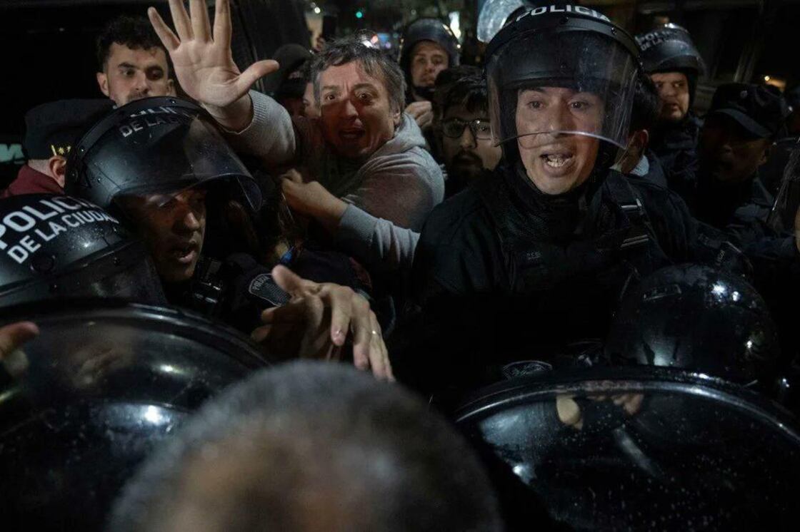 La policía de la Ciudad golpeó a Máximo Kirchner cuando intentaba llegar a la casa de su madre.