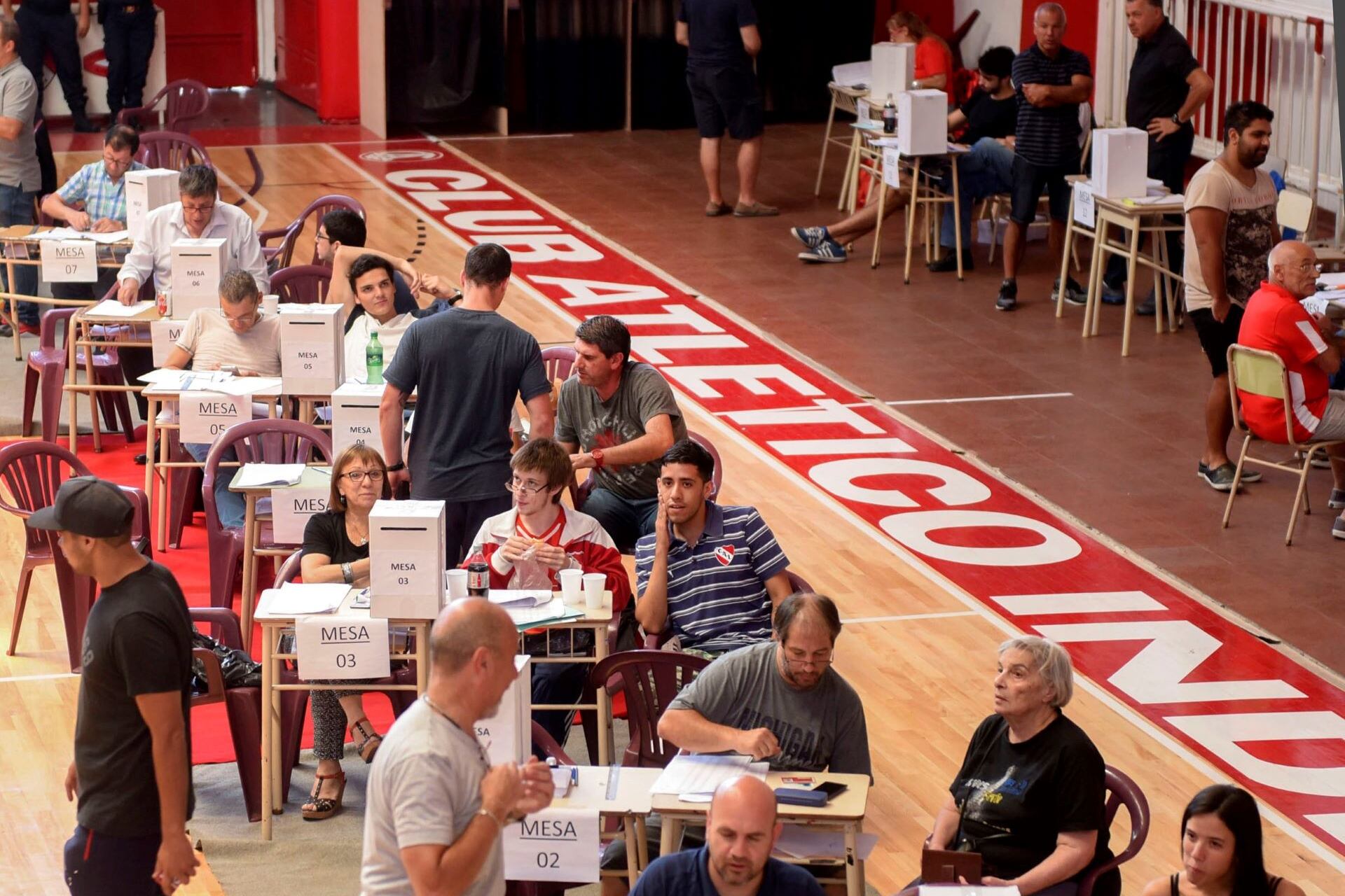 El club de Avellaneda debería haber tenido sus elecciones en diciembre de 2021, pero fueron suspendidas. La lista conformada por dirigentes de Juntos por el Cambio, enfrentará a Hugo Moyrano, actual presidente. (Foto: NA)