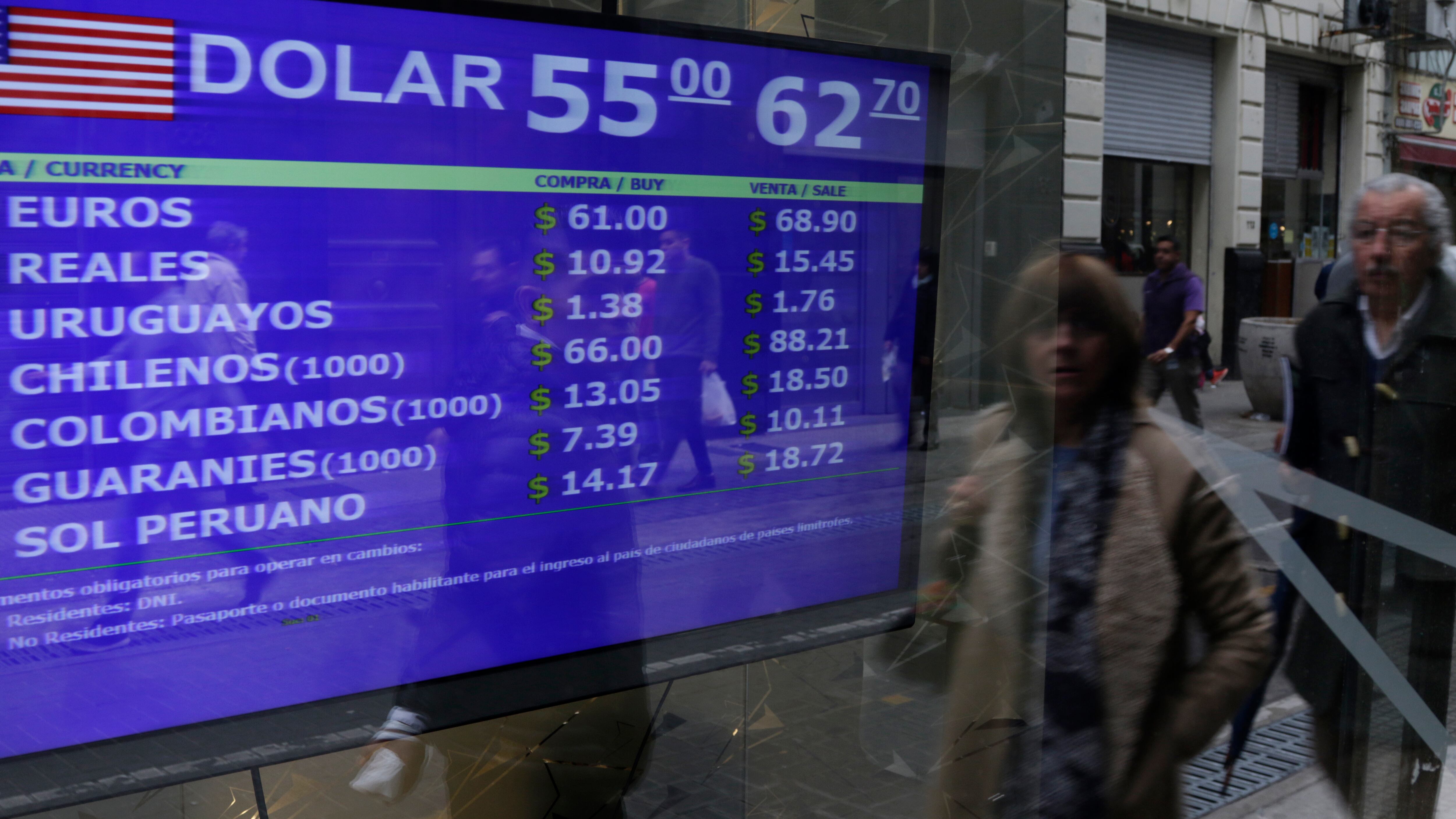 En bancos, la divisa superó los 62 pesos durante el día. En operaciones online tras el cierre, se ofrecía a 65. 