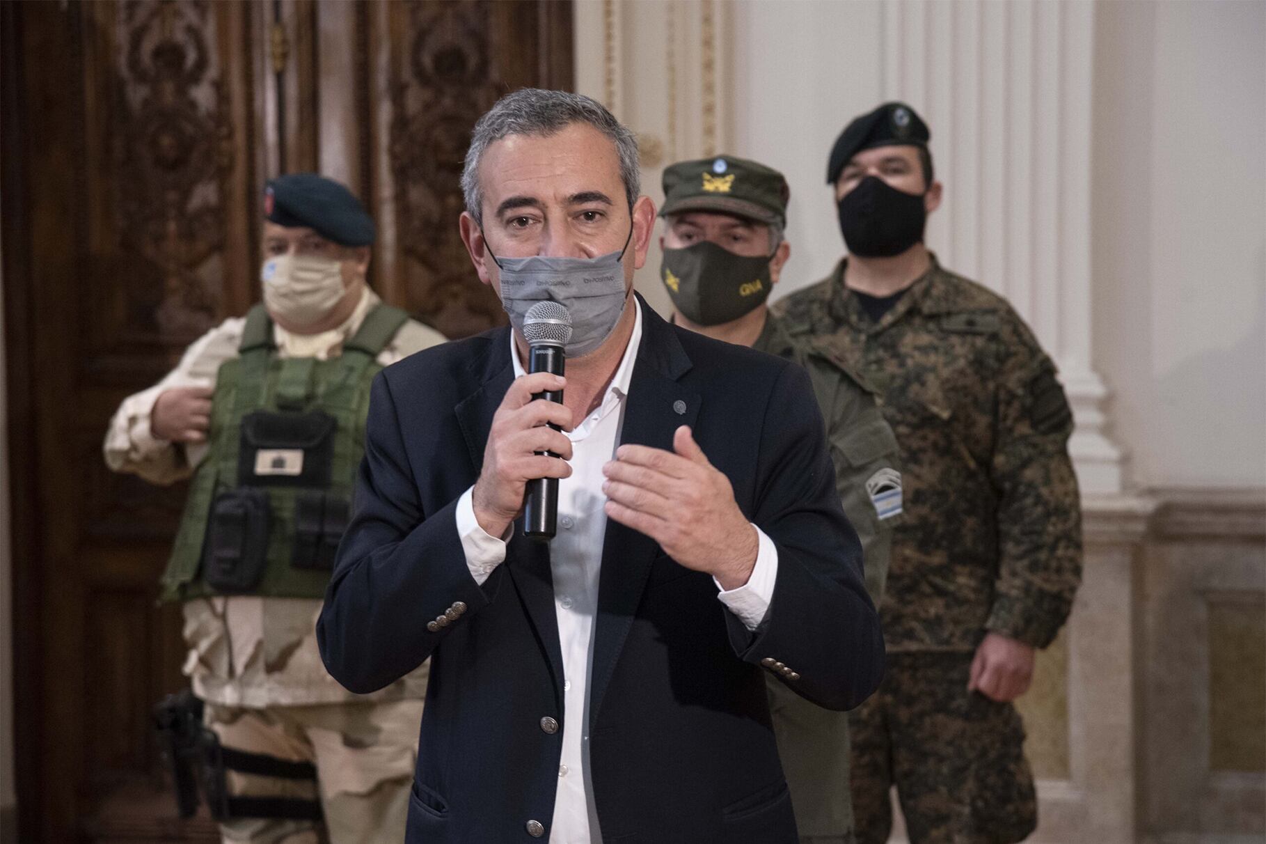 "No hagan esos operativos en zonas u horarios que no sirven para frenar delitos", pidió Javkin.