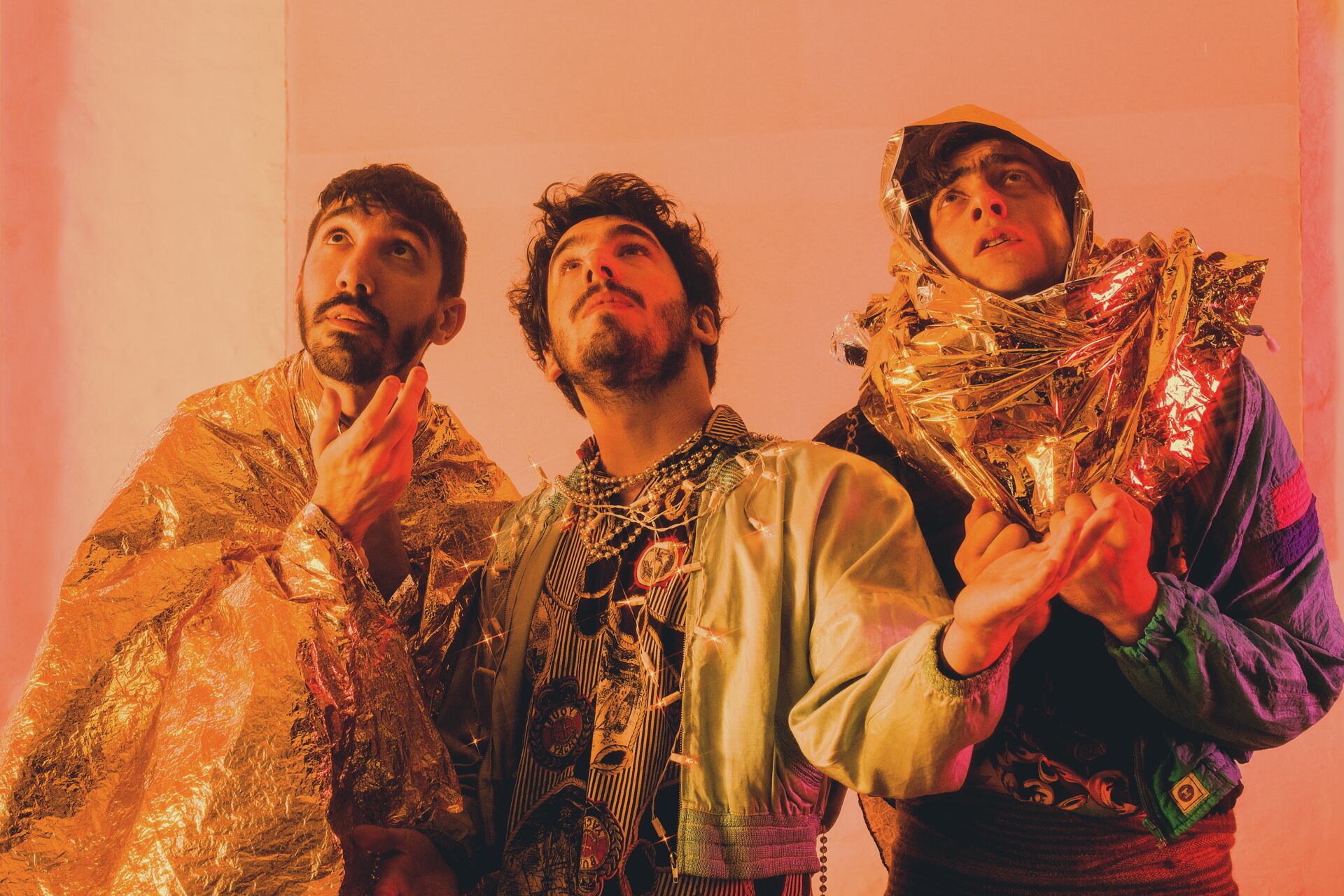 Dinosaurios, fotos desde el espacio, papel glacé y sintetizadores: así es El Show del Fin del Mundo de Los Reyes del Falsete.