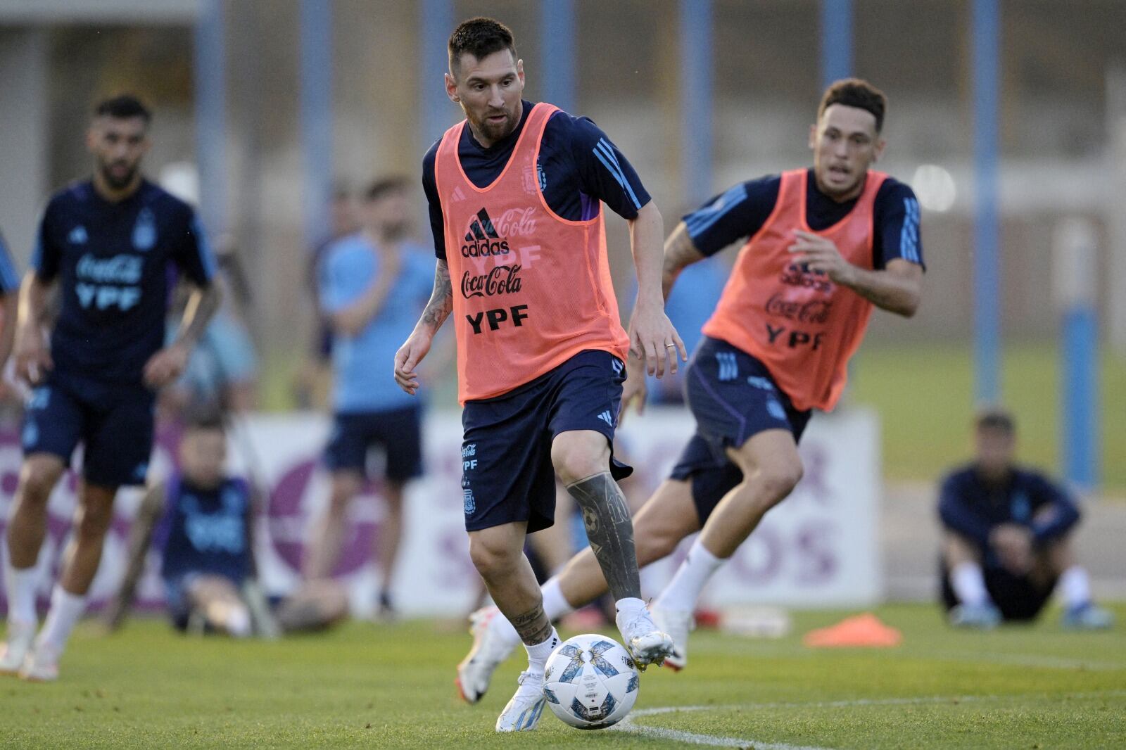 Messi controla la pelota durante el entrenamiento