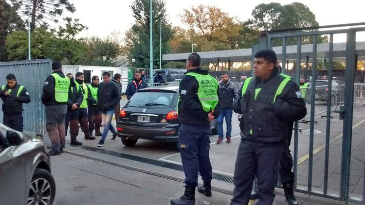 Los agentes de Murata controlan los ingresos al INTI esta mañana.