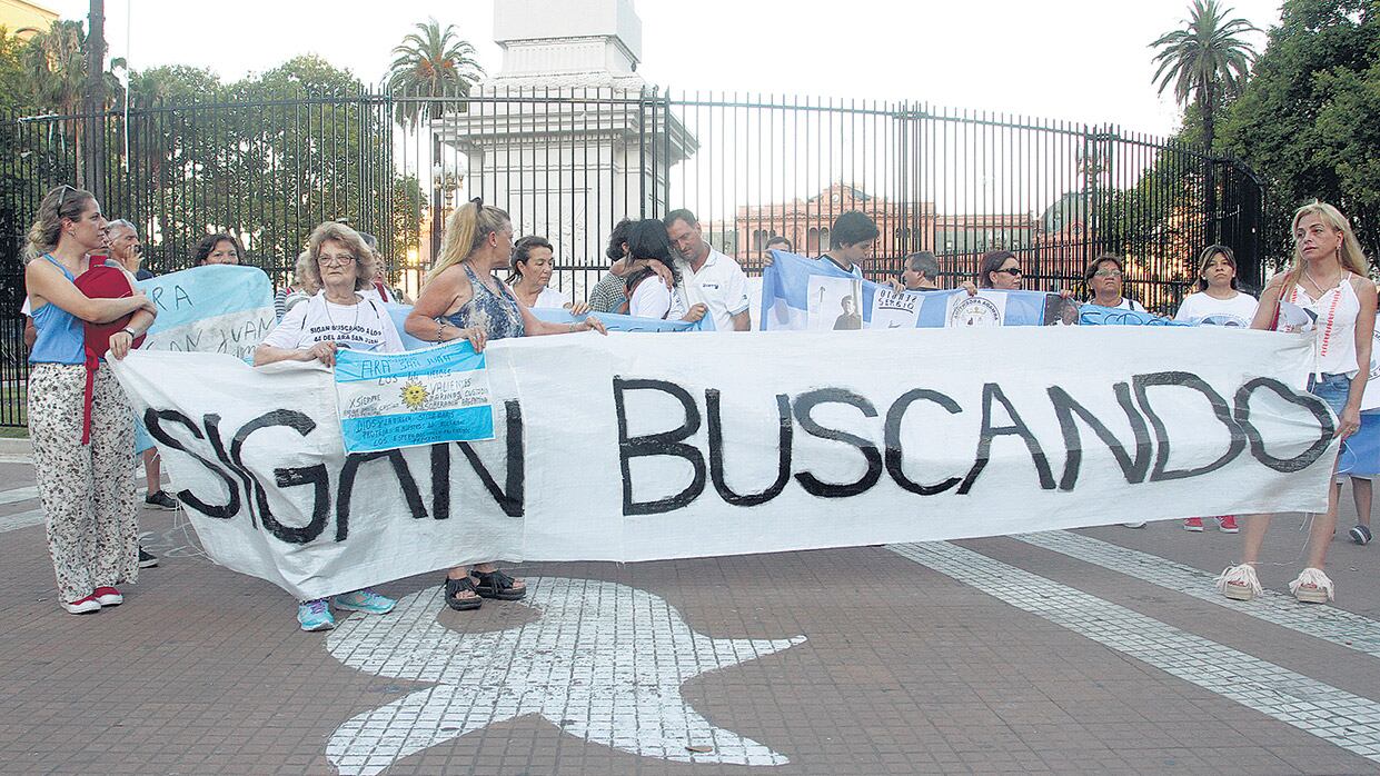 El reclamo unánime de las familias es que la Armada acepte toda la ayuda que le ofrecen y que continúe buscando.