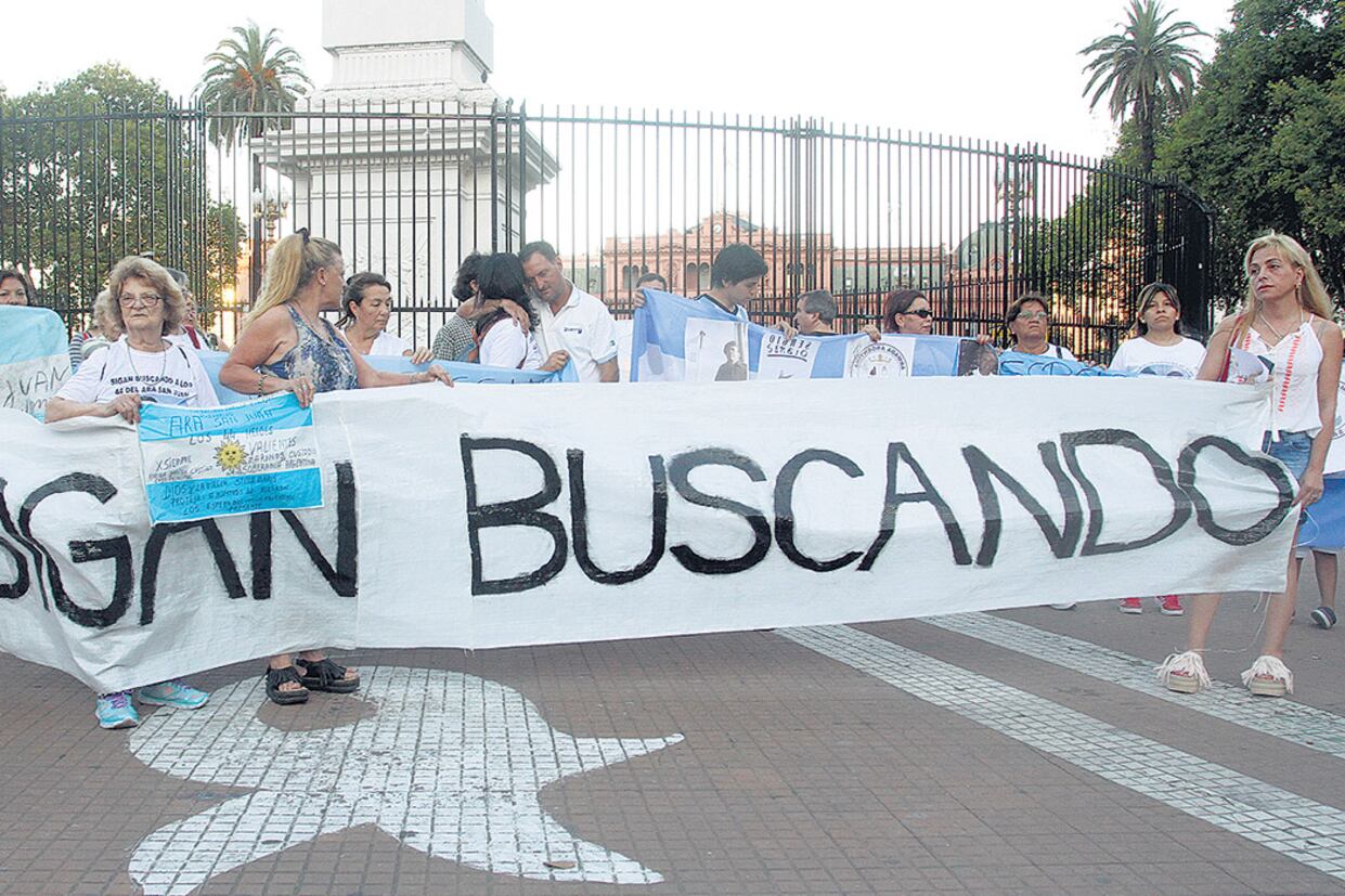 El reclamo unánime de las familias es que la Armada acepte toda la ayuda que le ofrecen y que continúe buscando.