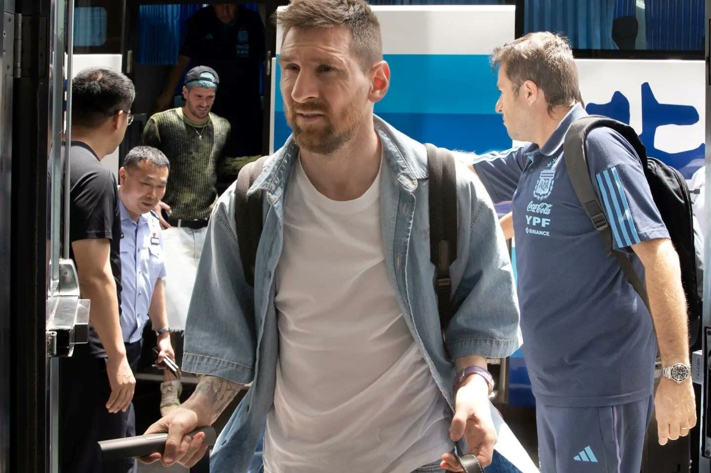 Messi llegó a Beijing donde fue recibido por el furor de cientos de fanáticos.