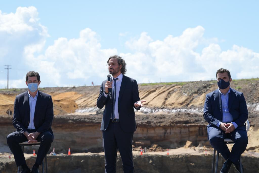 Santiago Cafieroencabezó junto al ministro del Interior, Eduardo de Pedro y los gobernadores de Corrientes, Gustavo Valdés y de Misiones, Oscar Herrera Ahuad, el comienzo del hormigonado de la obra binacional de la central hidroeléctrica Yacyretá.