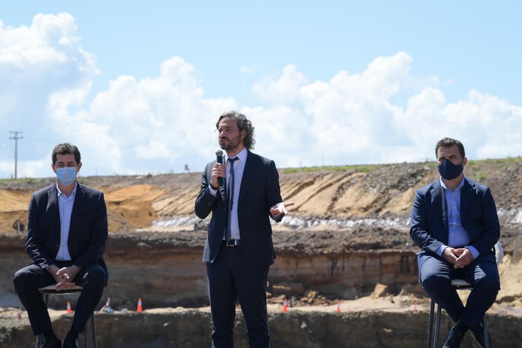 Santiago Cafieroencabezó junto al ministro del Interior, Eduardo de Pedro y los gobernadores de Corrientes, Gustavo Valdés y de Misiones, Oscar Herrera Ahuad, el comienzo del hormigonado de la obra binacional de la central hidroeléctrica Yacyretá.