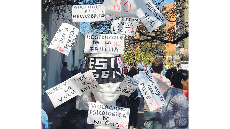 Abrazo del 7 de septiembre pasado al Ministerio de Educación tucumano contra la ESI (imagen de Twitter).