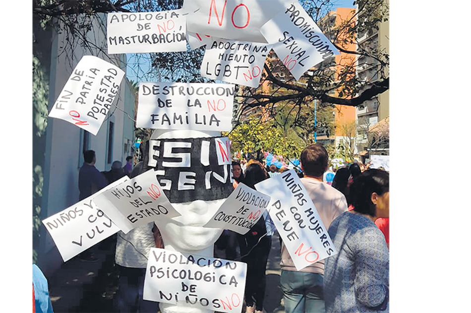 Abrazo del 7 de septiembre pasado al Ministerio de Educación tucumano contra la ESI (imagen de Twitter).