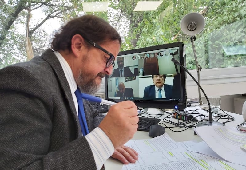 El fiscal Villalba, y en la pantalla, Romero y Bruno