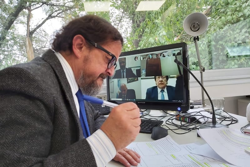 El fiscal Villalba, y en la pantalla, Romero y Bruno