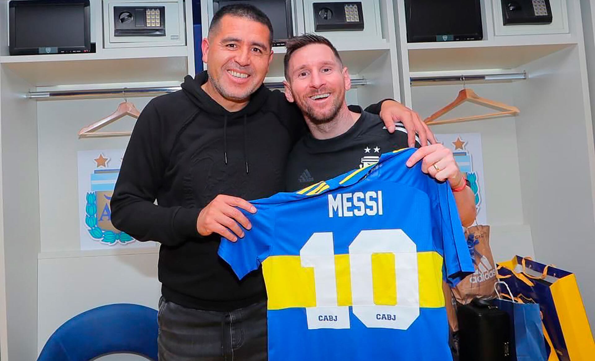 Riquelme y Messi con la camiseta de Boca en la última visita de La Pulga a La Bombonera. 