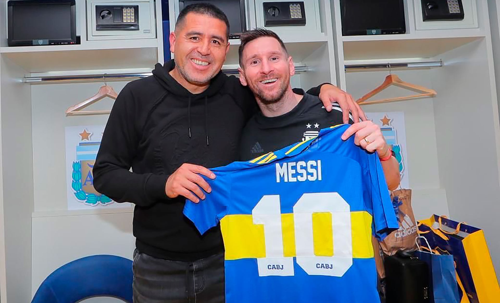 Riquelme y Messi con la camiseta de Boca en la última visita de La Pulga a La Bombonera.