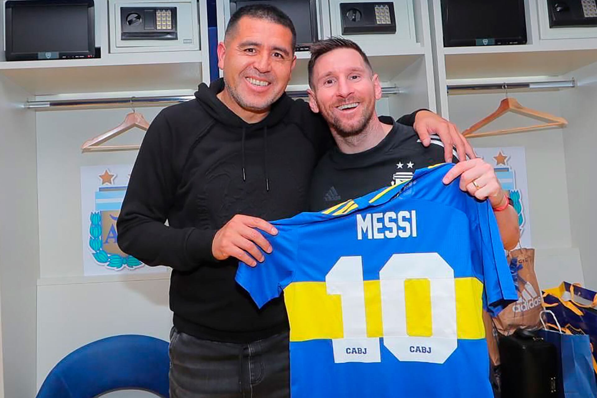 Riquelme y Messi con la camiseta de Boca en la última visita de La Pulga a La Bombonera.