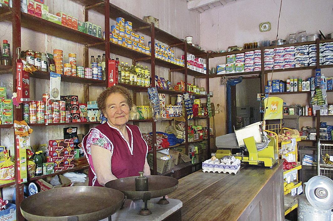 Haydée Jaime, dueña del almacén de ramos generales en Amboy, desde hace 52 años tras el mismo mostrador.