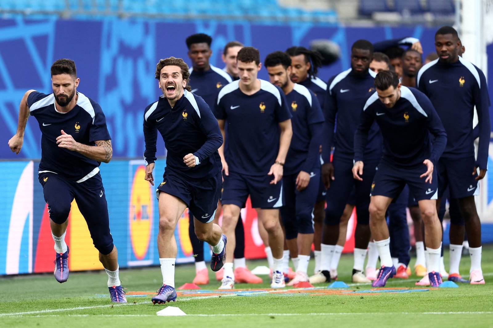 Giroud y Griezmann encabezan la práctica francesa