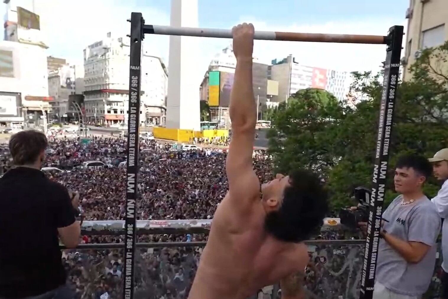 El ejercicio de calistenia hecho por Gero Arias, en pleno Obelisco