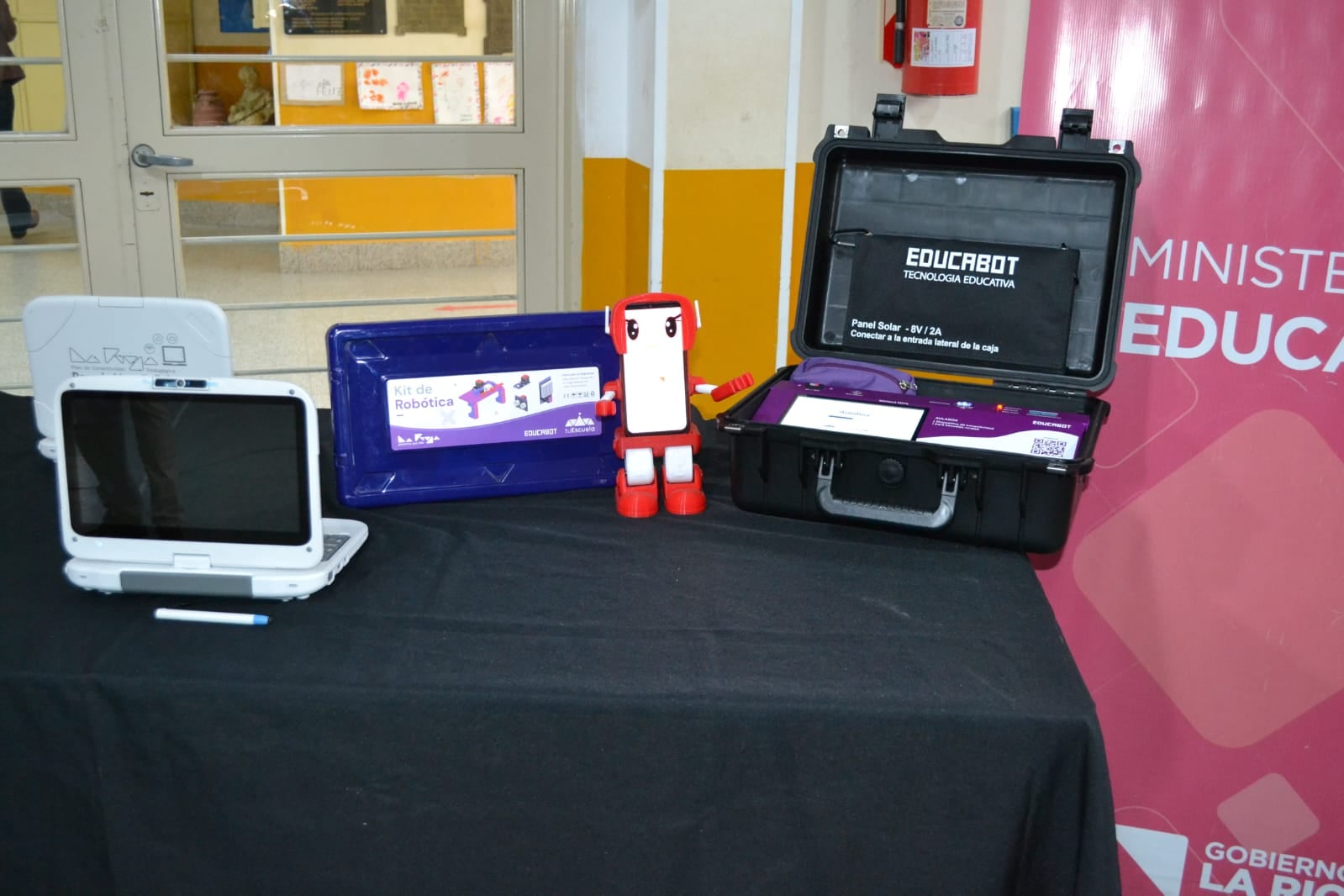 Equipamiento entregado en las escuelas.